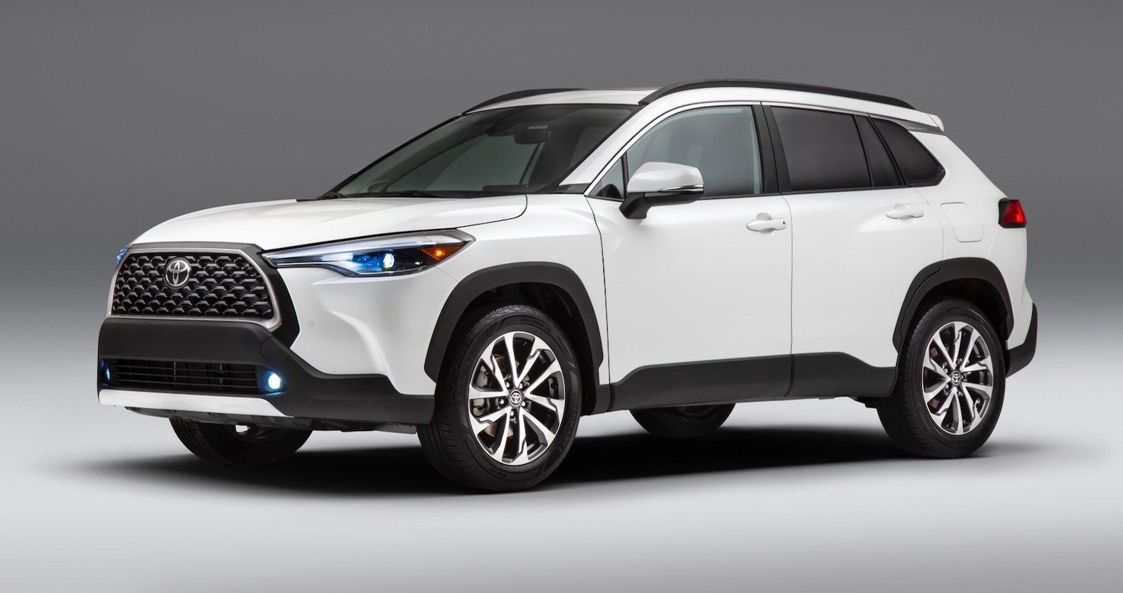 2022_Toyota_Corolla_Cross_WindChillPearl_001