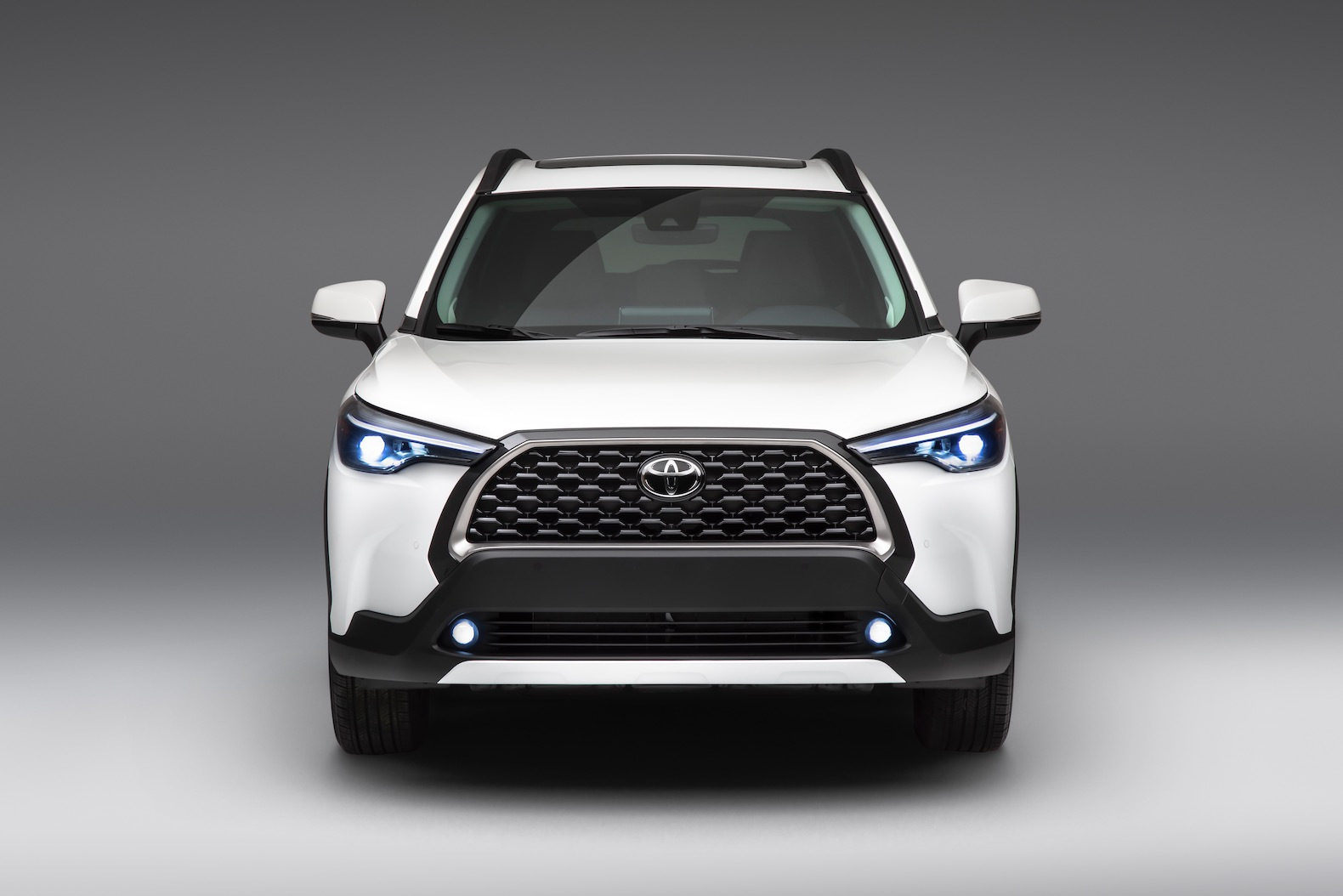 2022_Toyota_Corolla_Cross_WindChillPearl_002