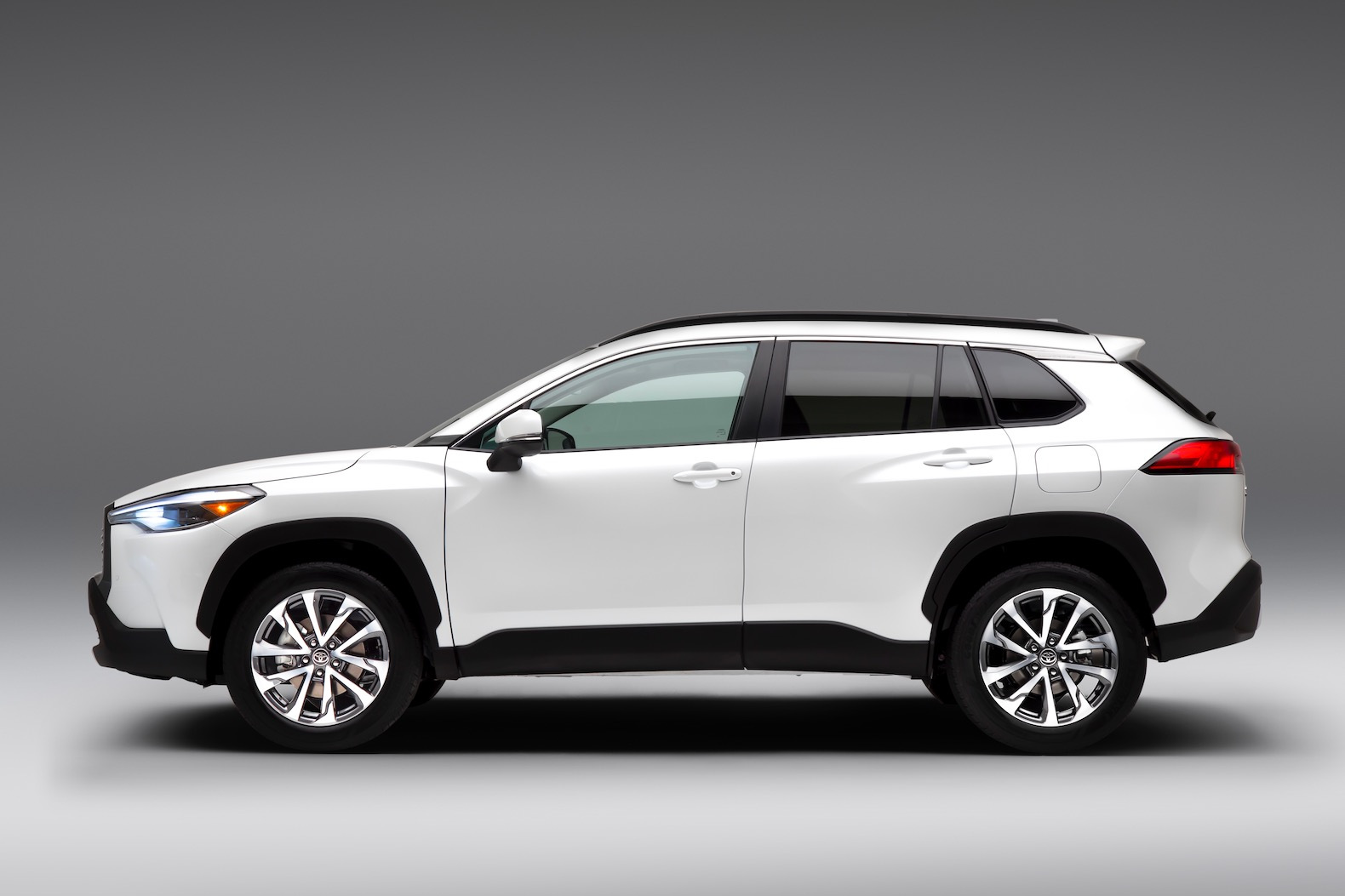 2022_Toyota_Corolla_Cross_WindChillPearl_003