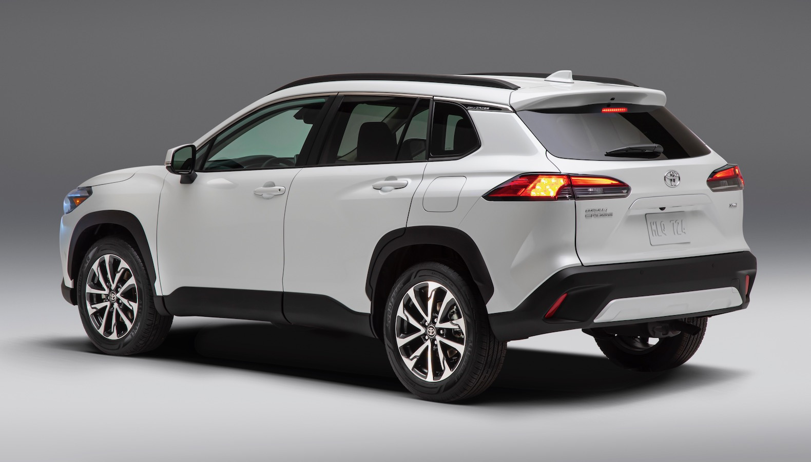 2022_Toyota_Corolla_Cross_WindChillPearl_004