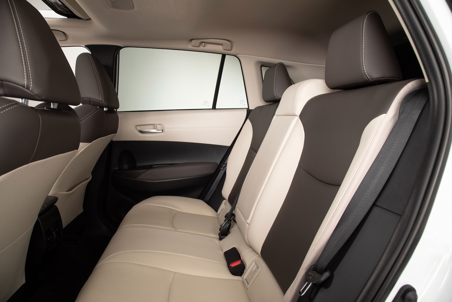 2022_Toyota_Corolla_Cross_WindChillPearl_014