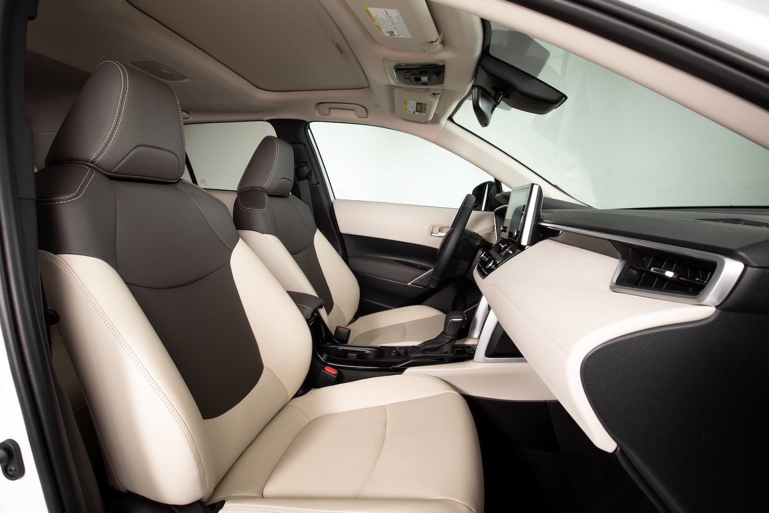 2022_Toyota_Corolla_Cross_WindChillPearl_015