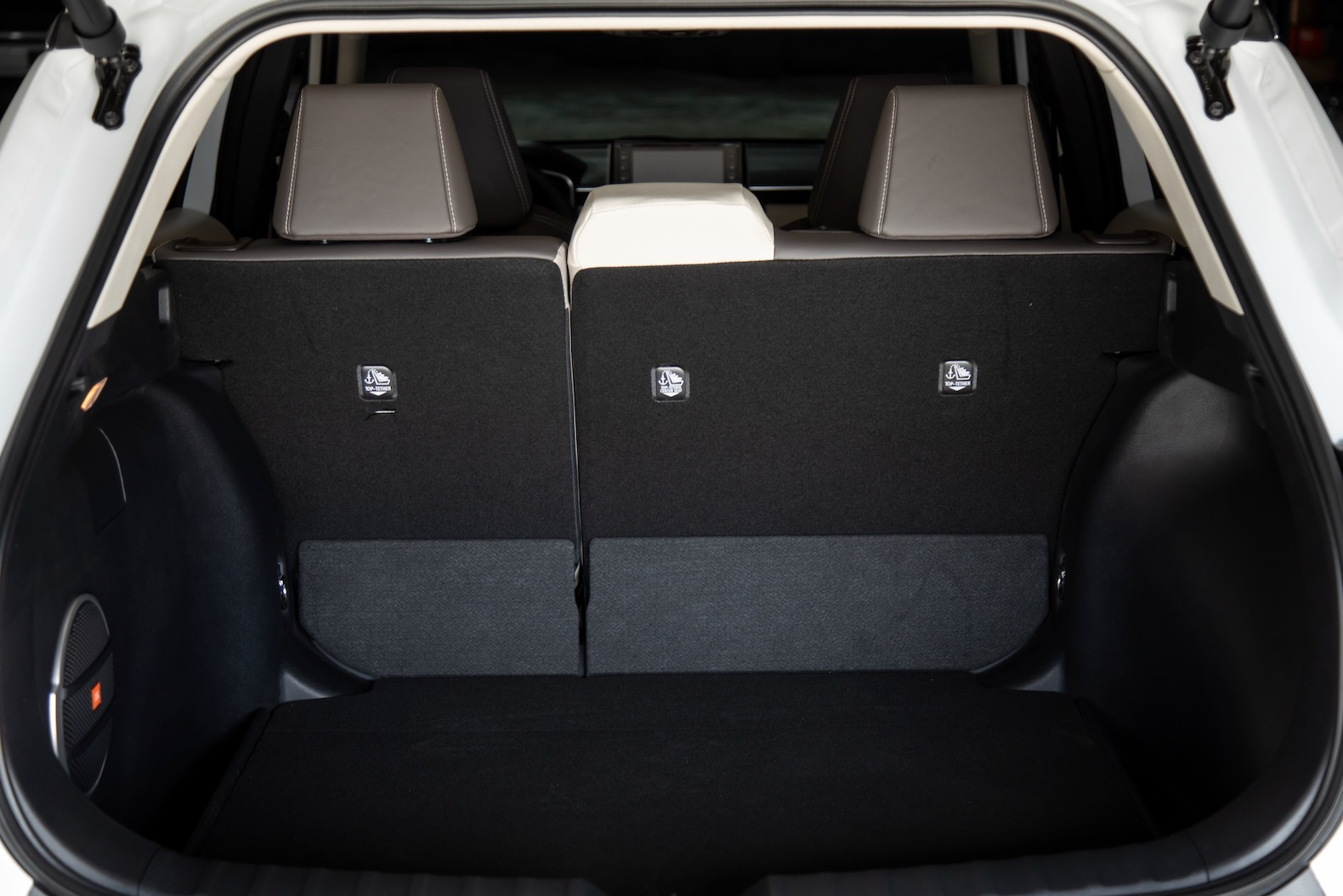 2022_Toyota_Corolla_Cross_WindChillPearl_022