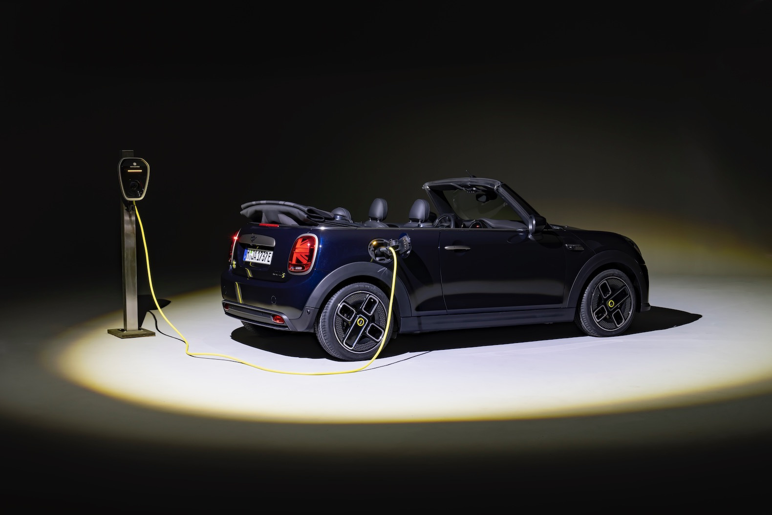 Mini Cooper SE Cabrio (2023): Emissionsfrei im Open-Air-Mini - AUTO BILD