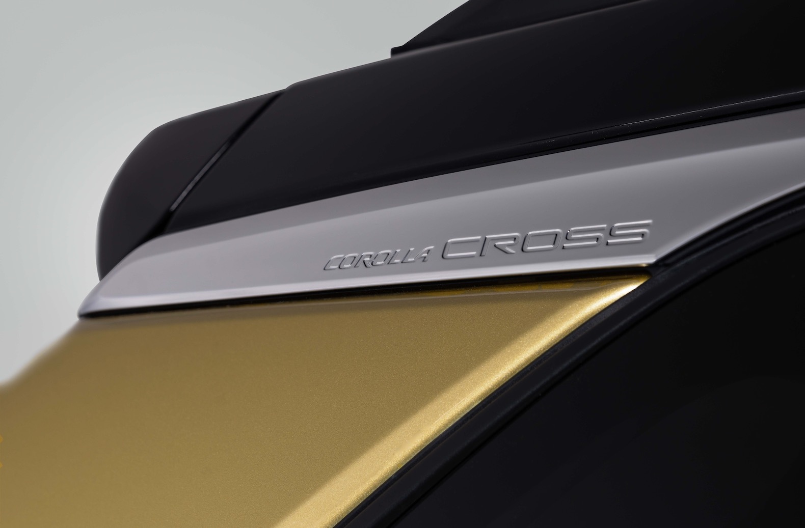 2023_Toyota_Corolla_Cross_Hybrid_XSE_Acidic_Blast_006