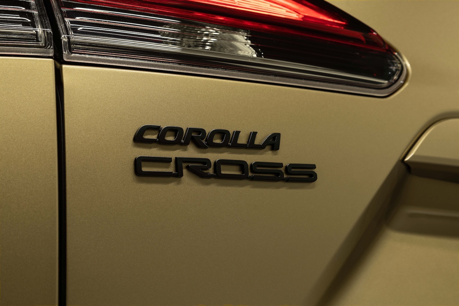 2023_Toyota_Corolla_Cross_Hybrid_XSE_Acidic_Blast_007