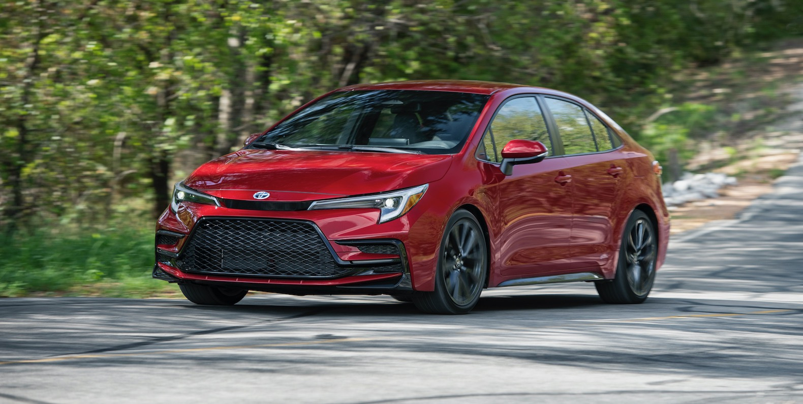 2023_Corolla_Hybrid_SE_RubyFlarePearl_009