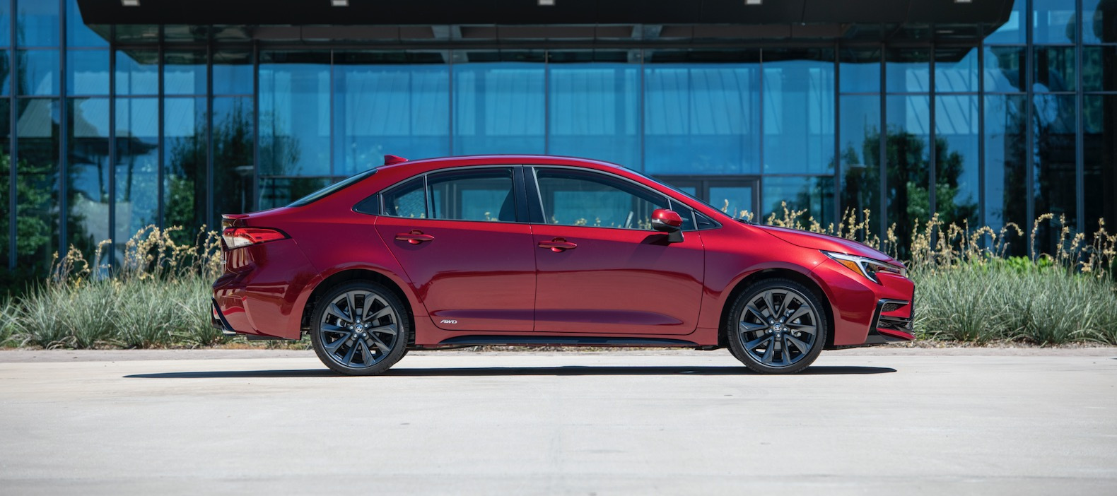 2023_Corolla_Hybrid_SE_RubyFlarePearl_025