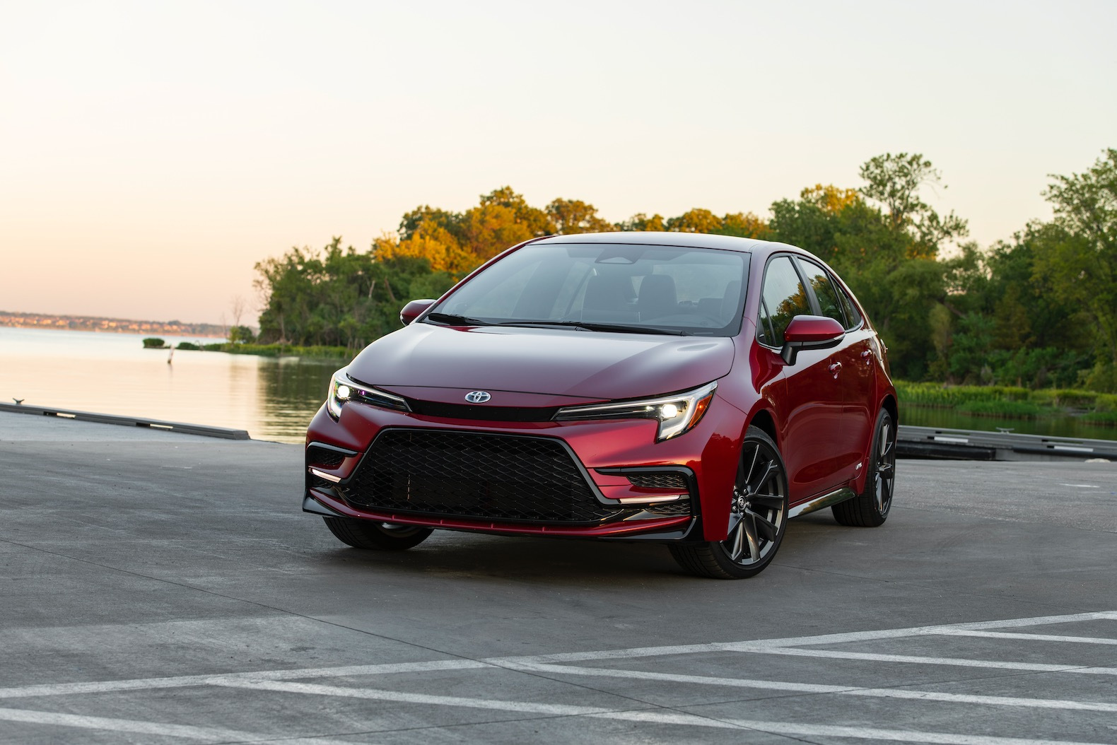 2023_Corolla_Hybrid_SE_RubyFlarePearl_028