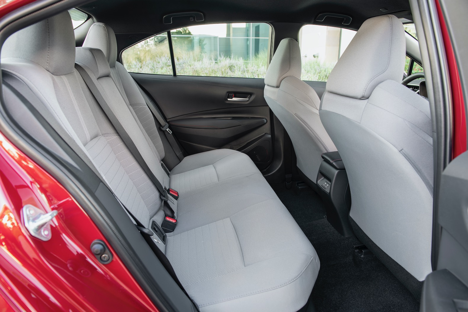 2023_Corolla_Hybrid_SE_RubyFlarePearl_058