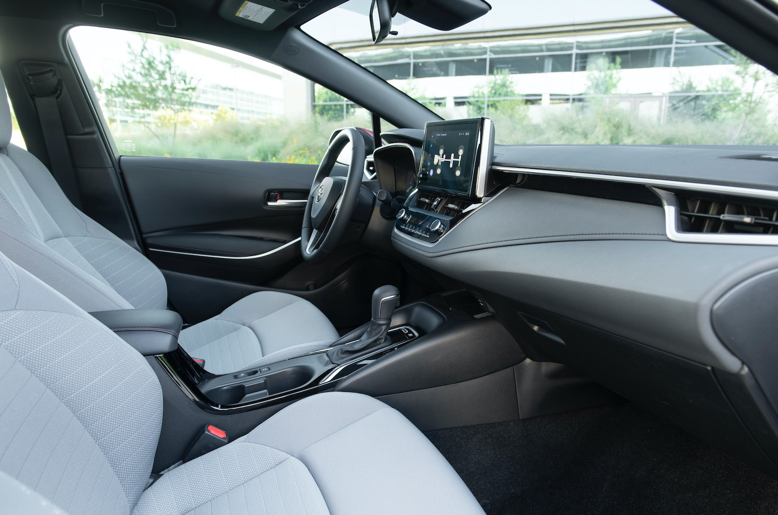2023_Corolla_Hybrid_SE_RubyFlarePearl_066