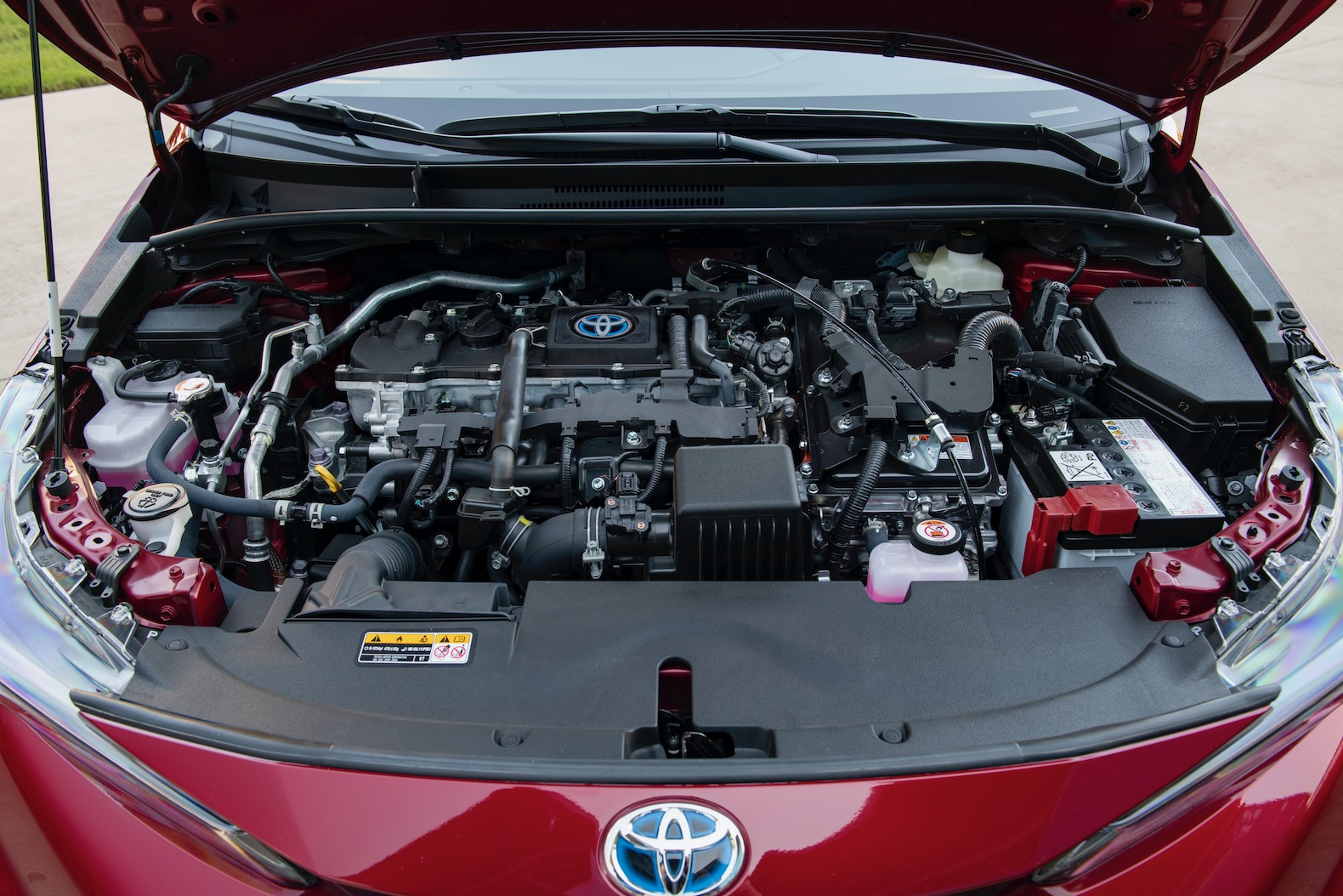 2023_Corolla_Hybrid_SE_RubyFlarePearl_070