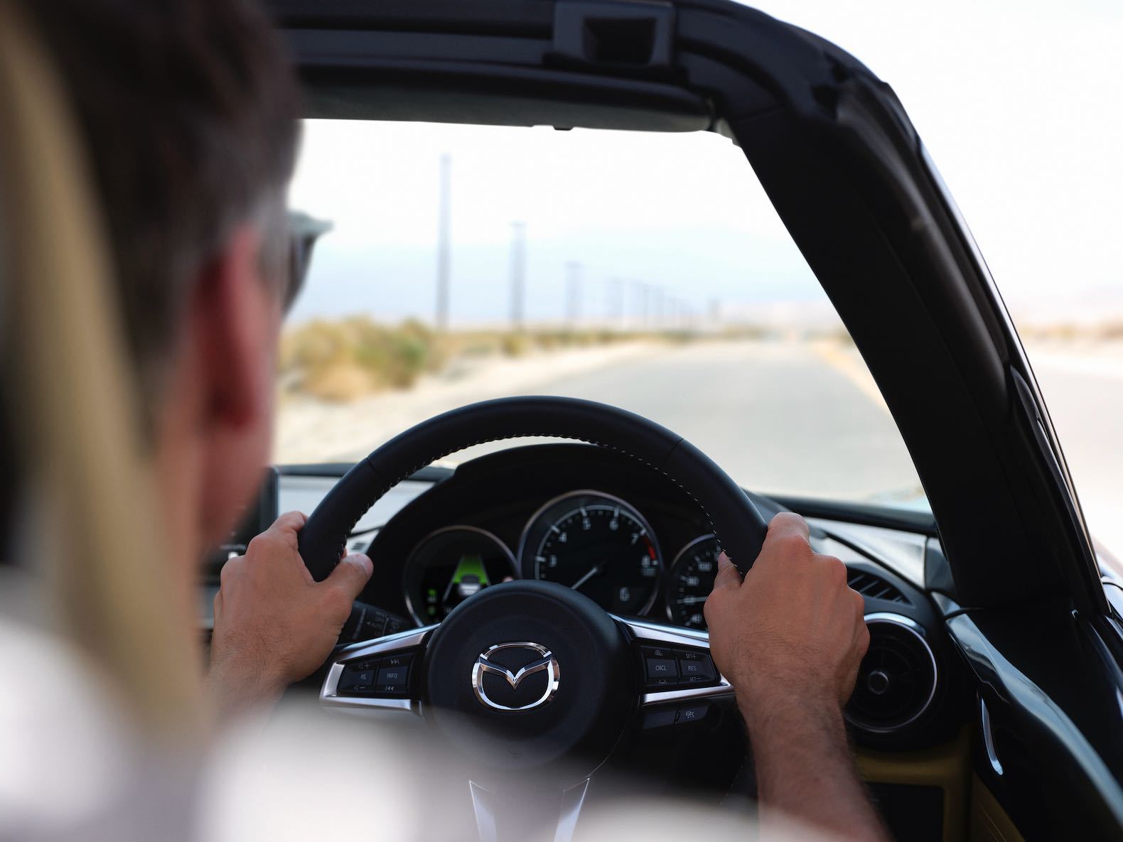 05_2023_roadster_st_s_leather_pkg_v_selection_steering_l