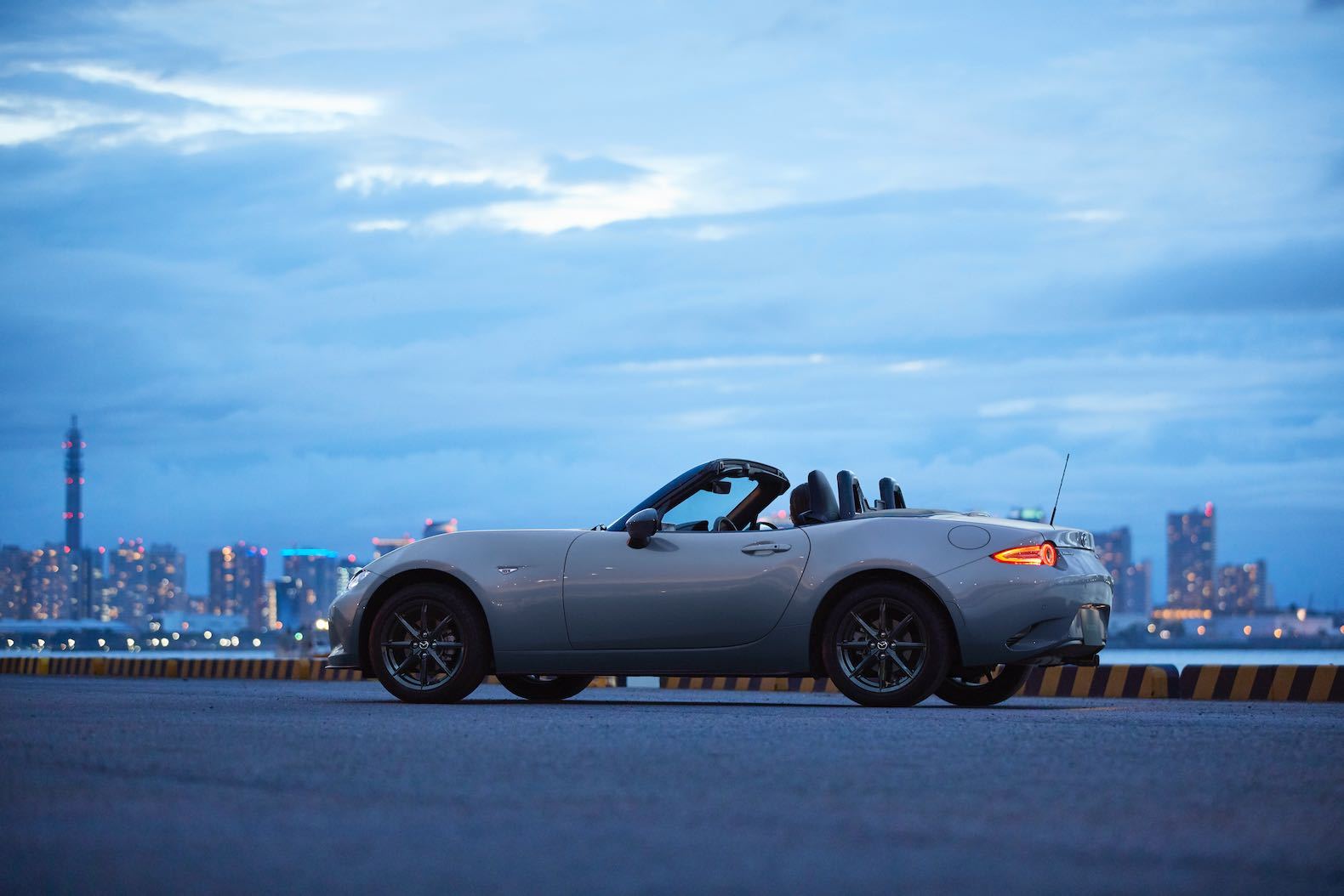 12_2023_roadster_st_s_special_pkg_ext_side_l