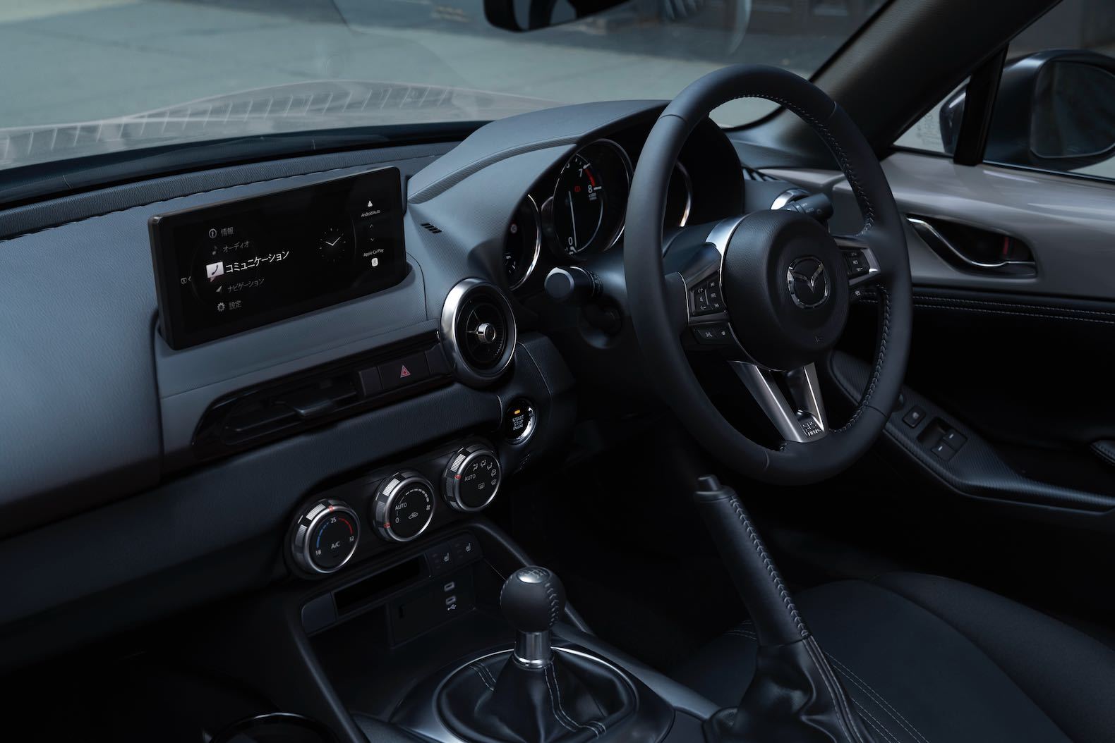 13_2023_roadster_st_s_special_pkg_int_cockpit_l