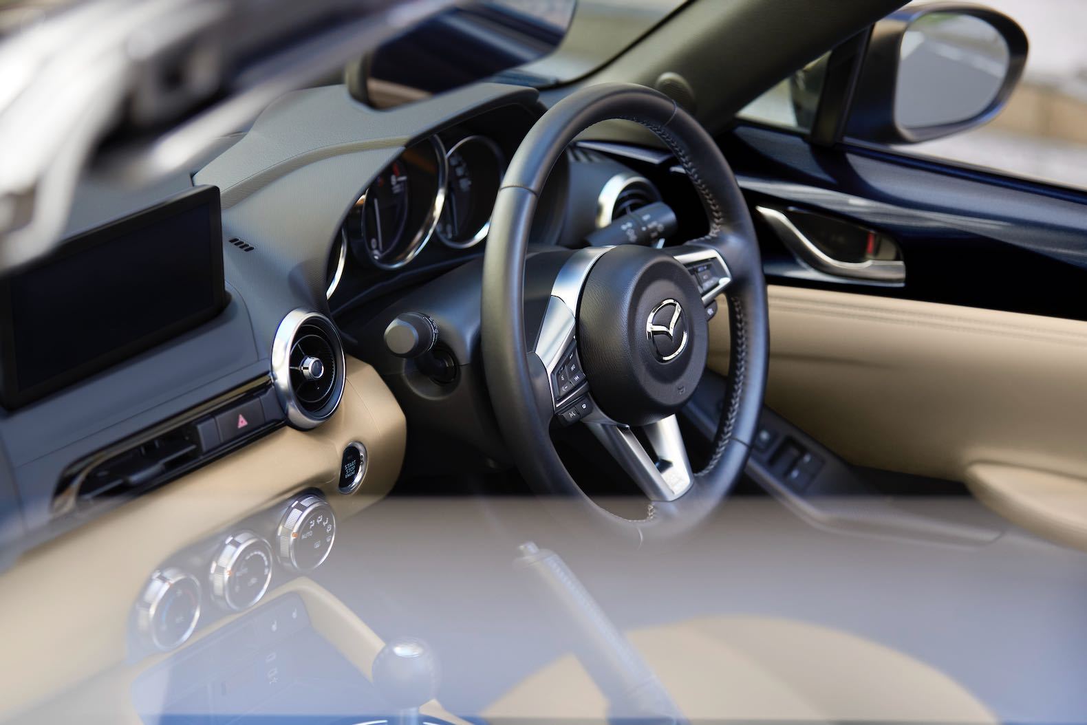 17_2023_roadster_st_s_leather_pkg_v_selection_int_cockpit_l