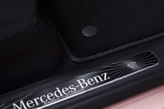 Mercedes-Benz brand campaign for Valentine’s Day 2024: „Stronger than Diamonds” G-Class Special Edition
Mercedes-Benz G500