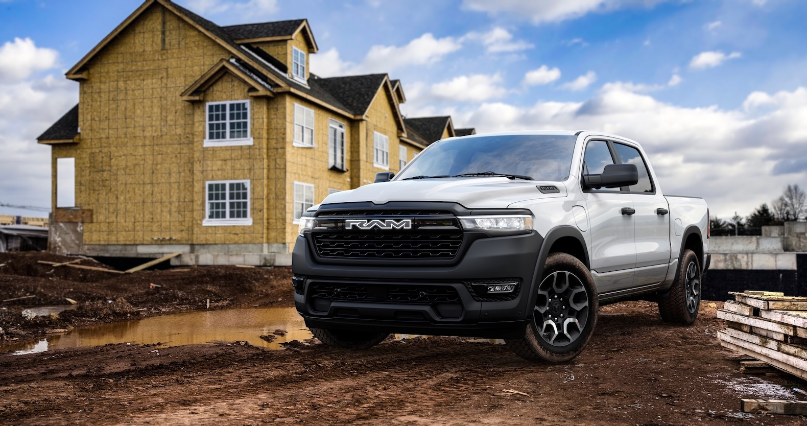2025 Ram 1500 Ramcharger Plugin Hybrid has 690 miles of range The