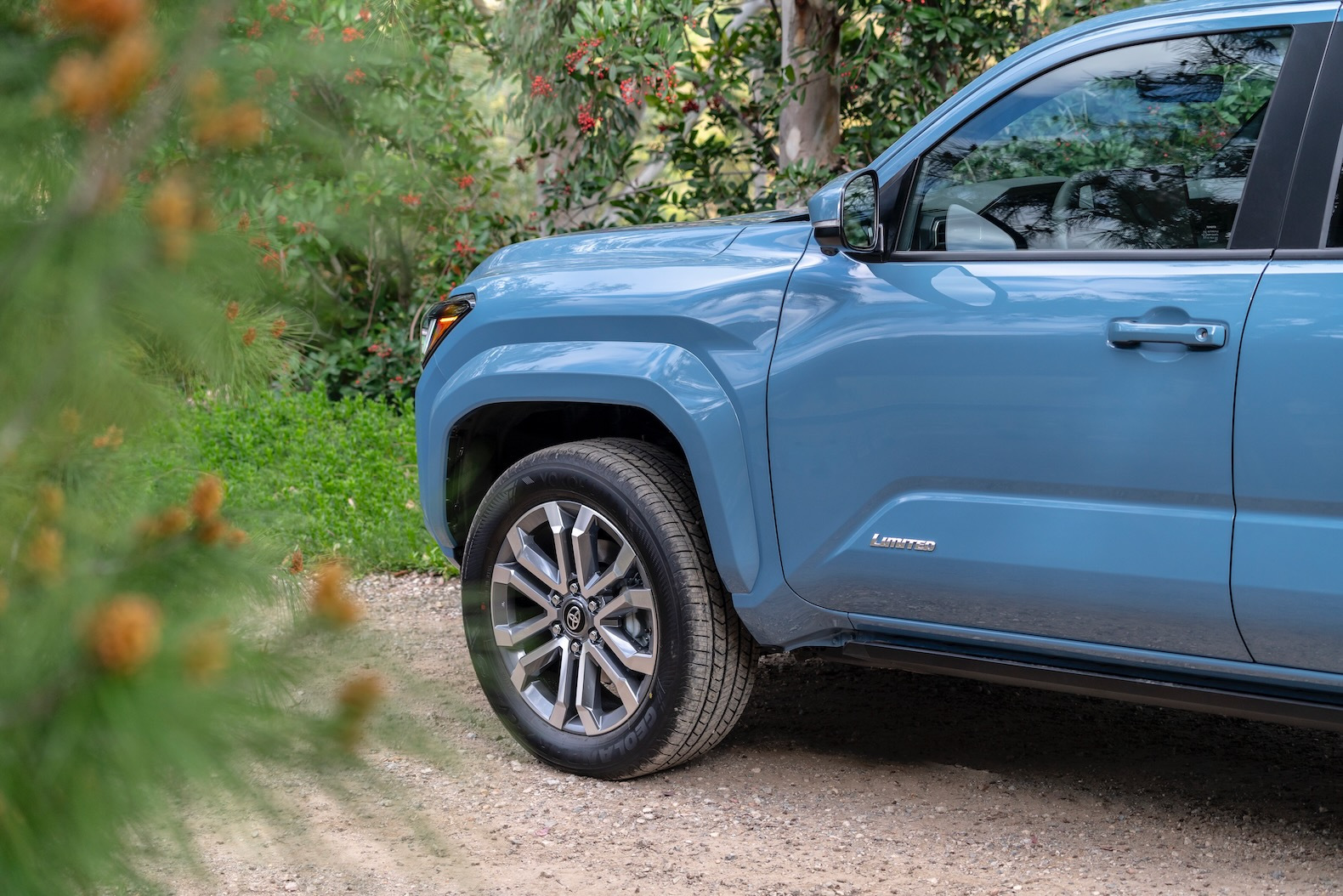 2025_Toyota_4Runner_Limited_HeritageBlue_020