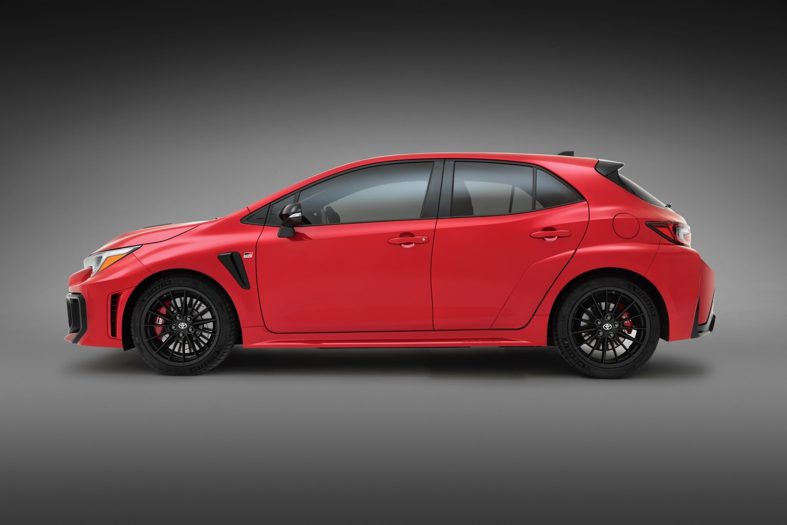 2025_Toyota_GR_Corolla_SurpersonicRed_005