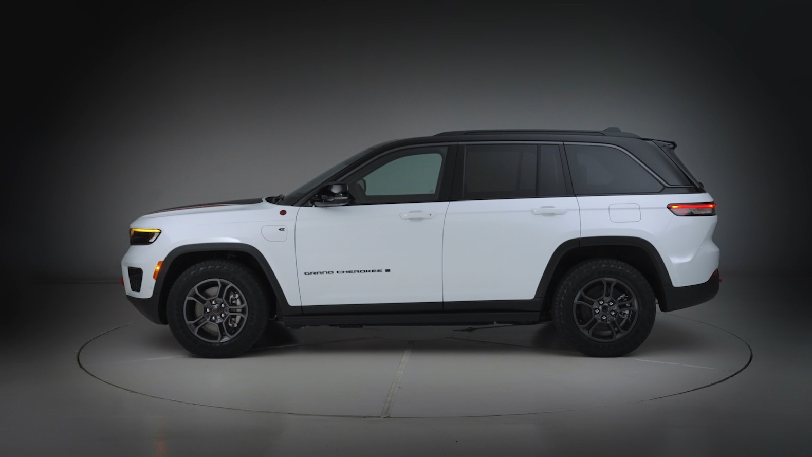 2026 Jeep® Grand Cherokee Trailhawk 4xe side profile 2026 Jeep® Grand Cherokee Trailhawk 4xe side profile