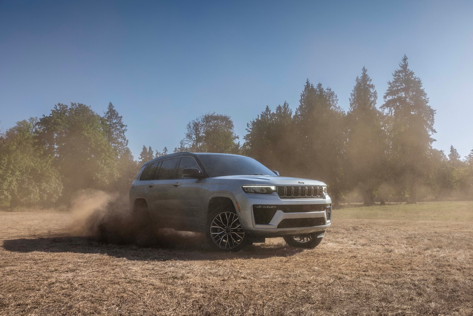 2026 Jeep® Grand Cherokee L kicks up dust 2026 Jeep® Grand Cherokee L kicks up dust