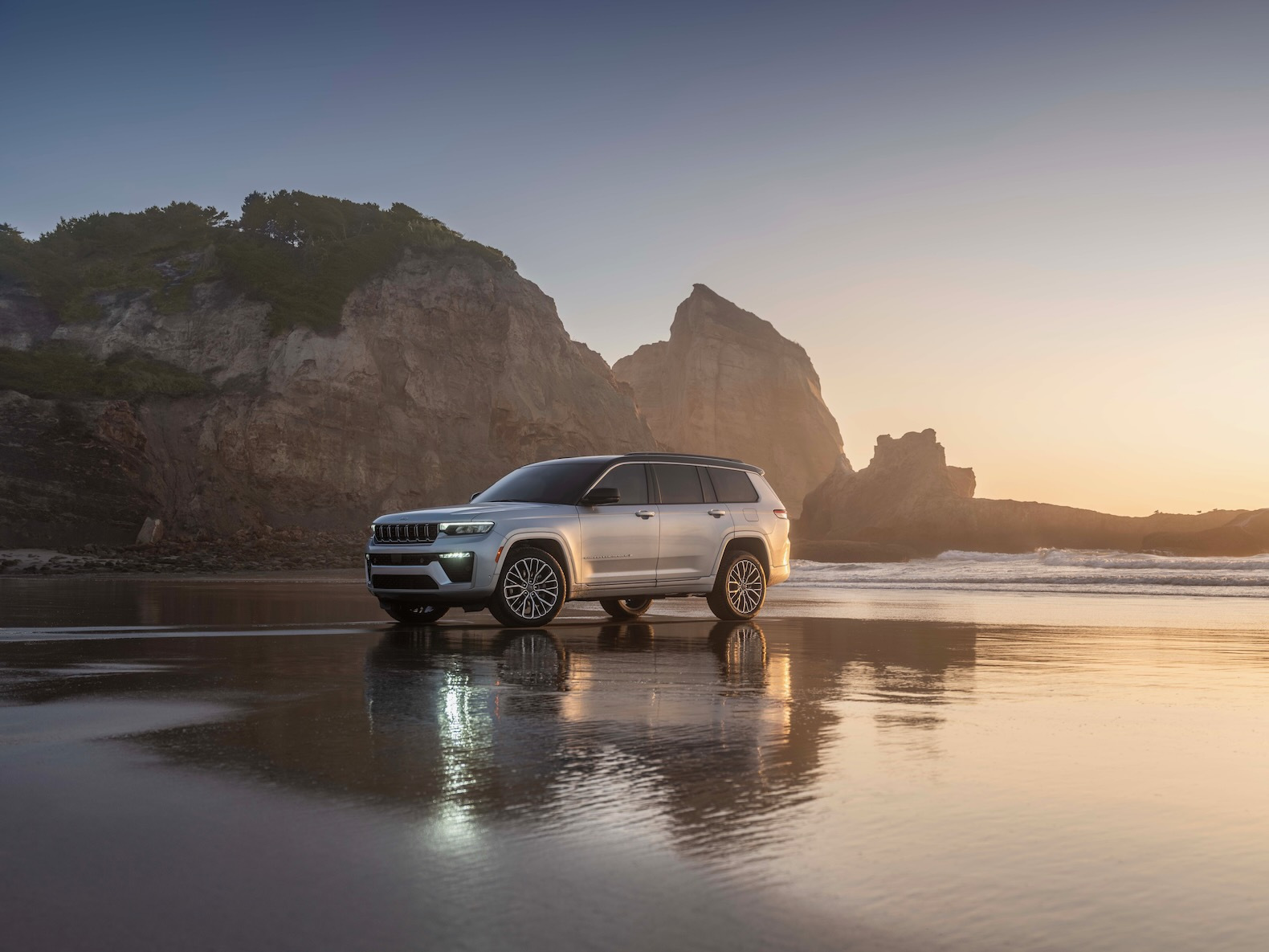2026 Jeep® Grand Cherokee L front three-quarter view 2026 Jeep® Grand Cherokee L front three-quarter view