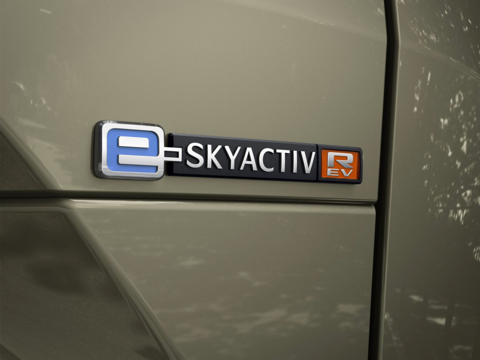 2022_MX-30_IPM1_Common_STD_C148A_R-EV_EXT_Badge_Rear_e-Skyactiv_R-EV-1536x1152