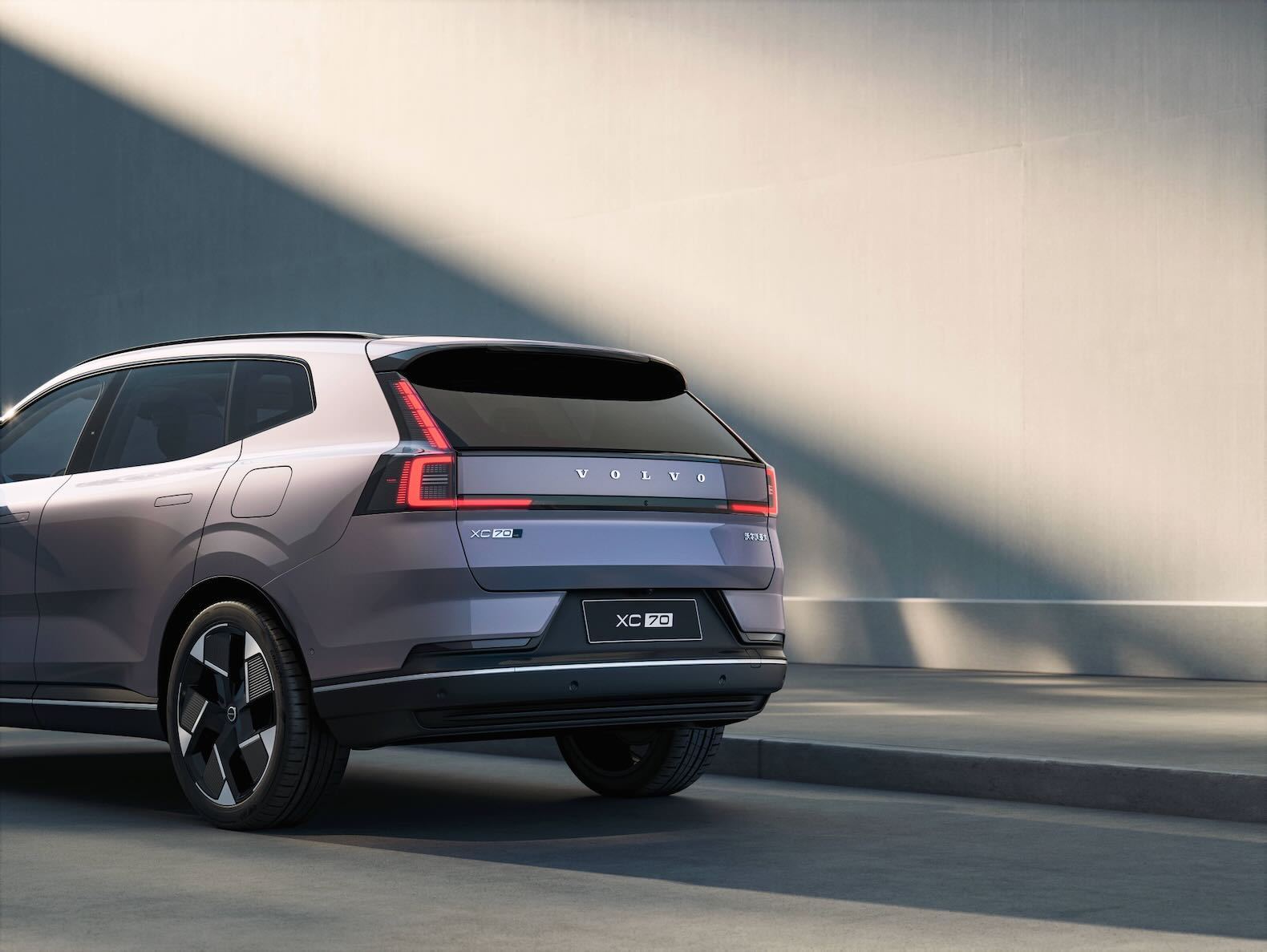 Volvo Cars reveals the new XC70 – a plug-in hybrid for every journey
