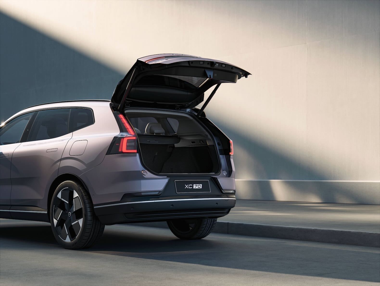 Volvo Cars reveals the new XC70 – a plug-in hybrid for every journey