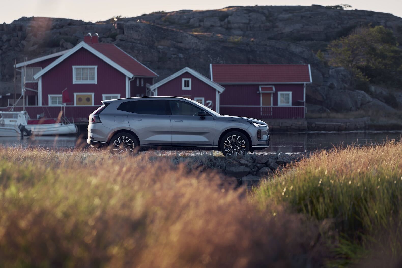 Volvo Cars reveals the new XC70 – a plug-in hybrid for every journey
