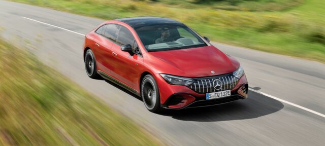 Mercedes-AMG EQE 43 4MATIC (Stromverbrauch kombiniert (WLTP): 22,5–19,7 kWh/100 km; CO2-Emissionen kombiniert (WLTP): 0 g/km; Elektrische Reichweite (WLTP): 462–533 km); Exterieur: MANUFAKTUR hyazinthrot metallic; Interieur: AMG Leder Nappa schwarz // Mercedes-AMG EQE 43 4MATIC (combined electrical consumption (WLTP): 22.5–19.7 kWh/100 km; combined CO2 emissions (WLTP): 0 g/km; Electrical range (WLTP): 462–533 km); exterior: MANUFAKTUR hyacinth red; interior: AMG nappa leather black