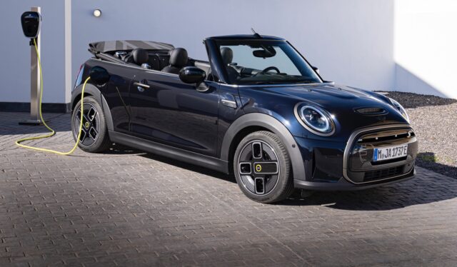 2023 Mini Cooper SE Convertible brings open-air fun into the EV era 2023 Mini Cooper SE Convertible