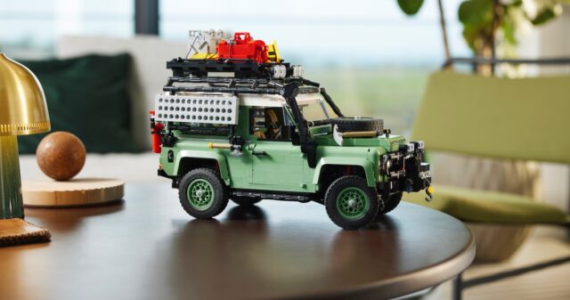 Lego Classic Land Rover Defender 90