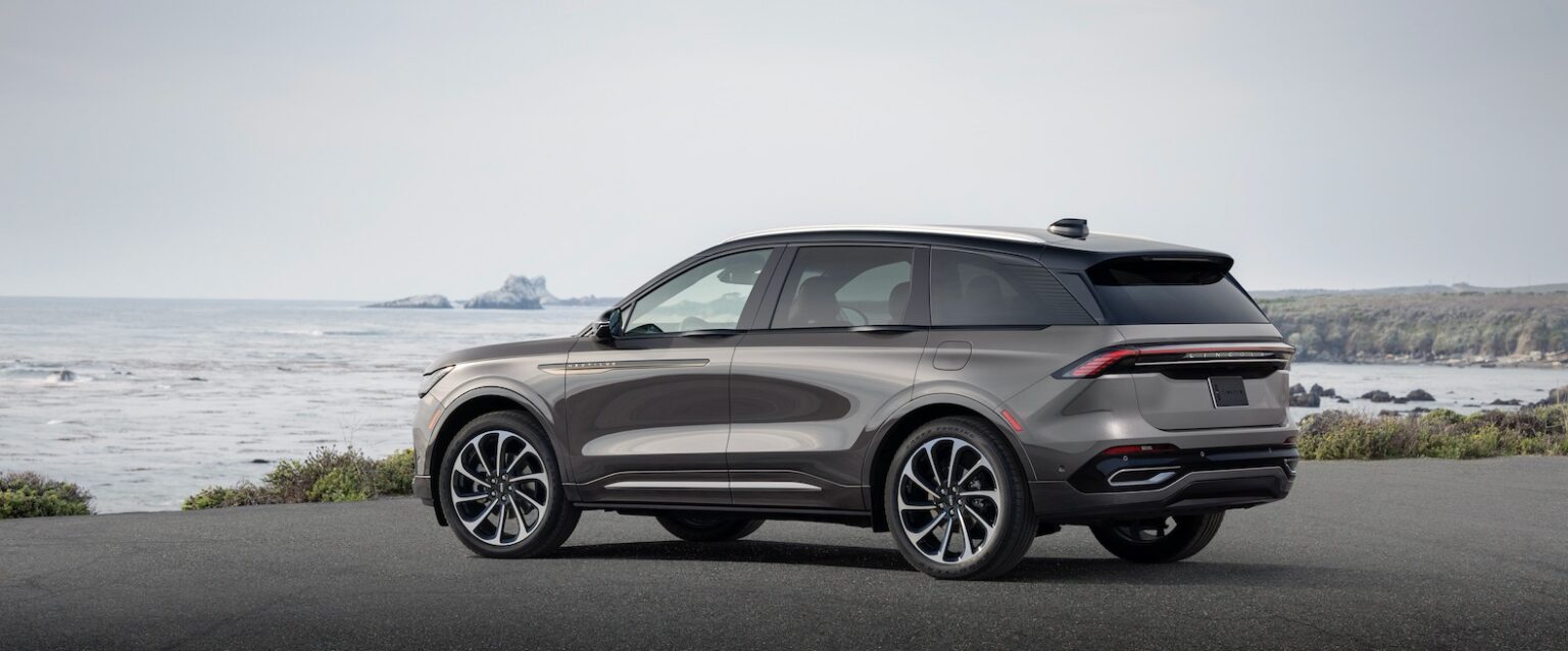 2024 Lincoln Nautilus debuts with a 48inch screen and a bold new look