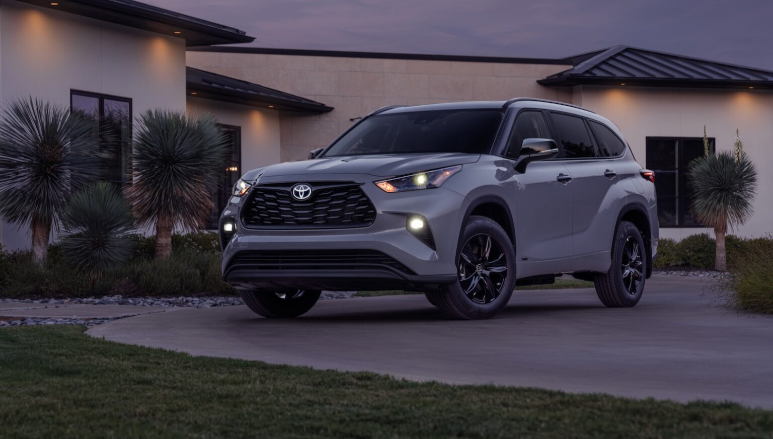 2024 Toyota Highlander Hybrid gets the Nightshade treatment The